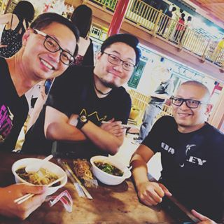 Day 2 morning pow wow session over. We eat. Heartily. Because Bangkok Street Food is da bomb! #brayl...